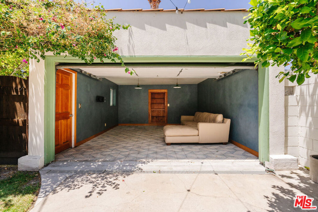 2735 Clyde Avenue - Photo 33