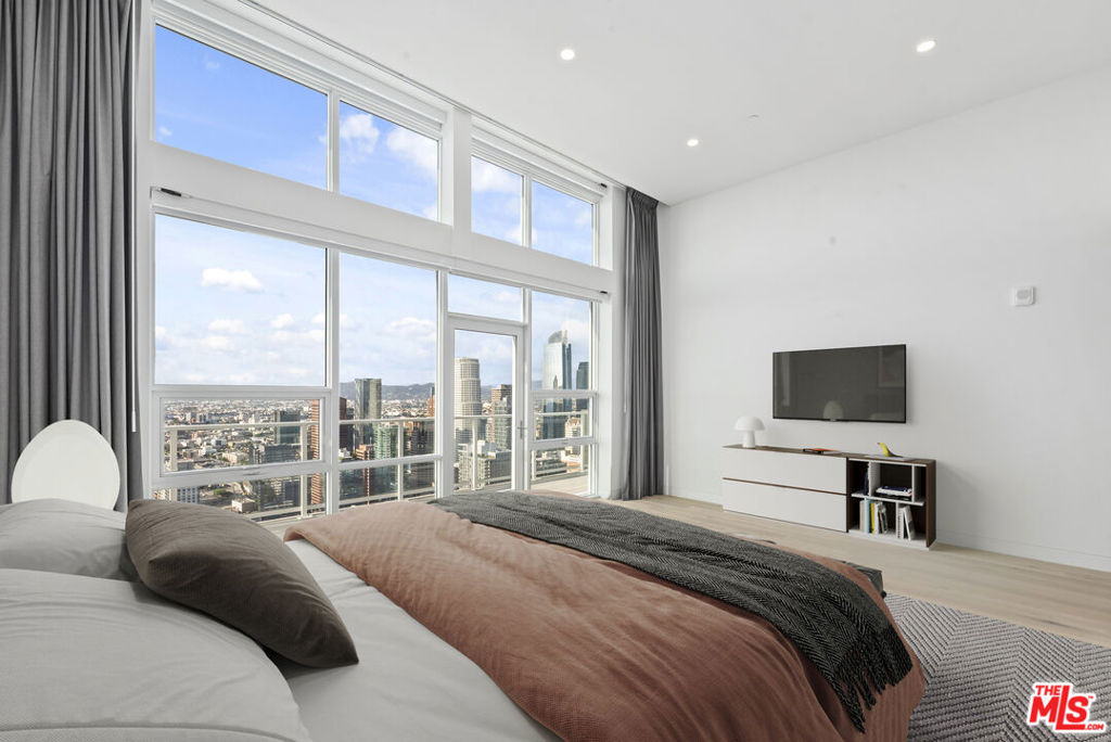 230 W Olympic Boulevard - Photo 5