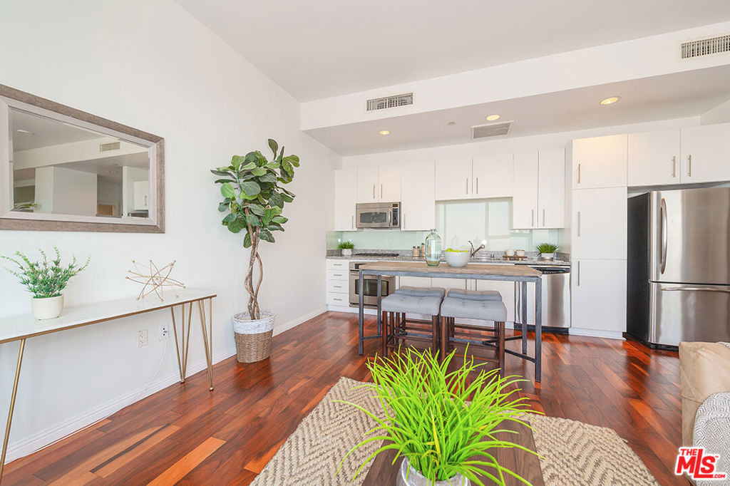 1100 Wilshire Boulevard - Photo 2
