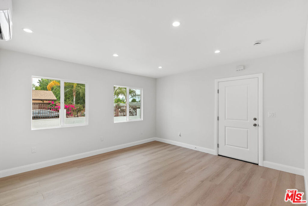 6930 Babcock Avenue - Photo 4