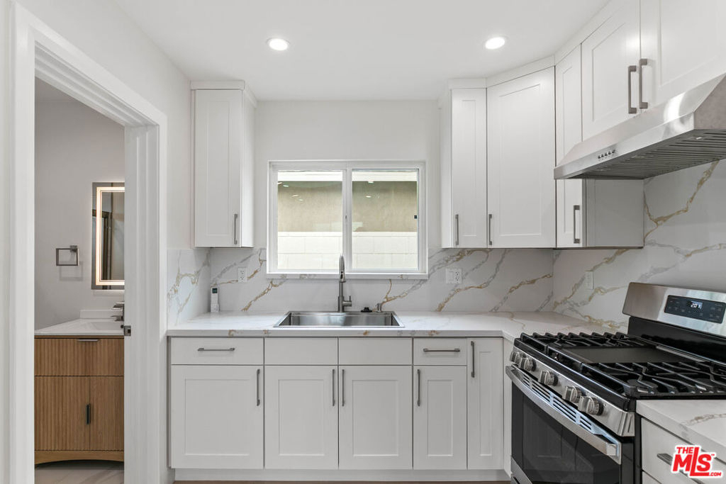 6930 Babcock Avenue - Photo 5
