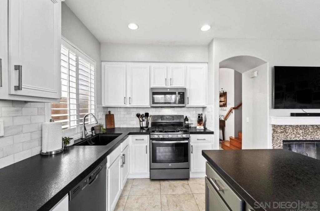 1729 Mendota St - Photo 4