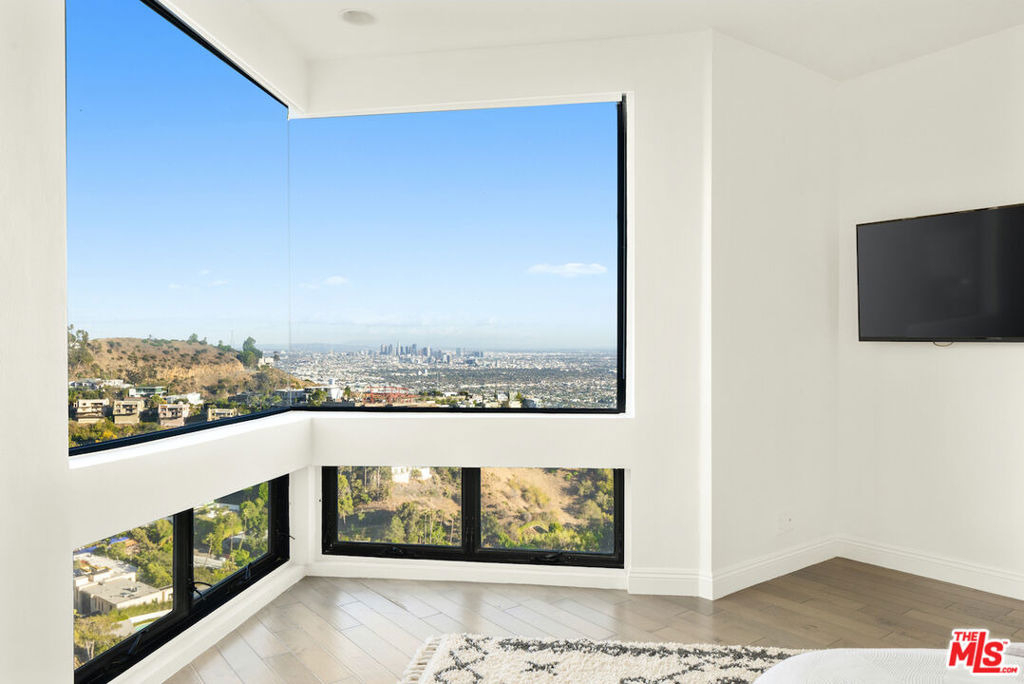 2231 Sunset Plaza Drive - Photo 24