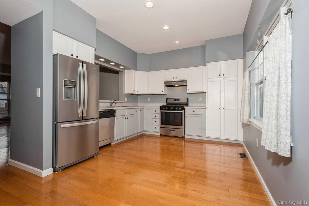 52 Schenck Avenue - Photo 14