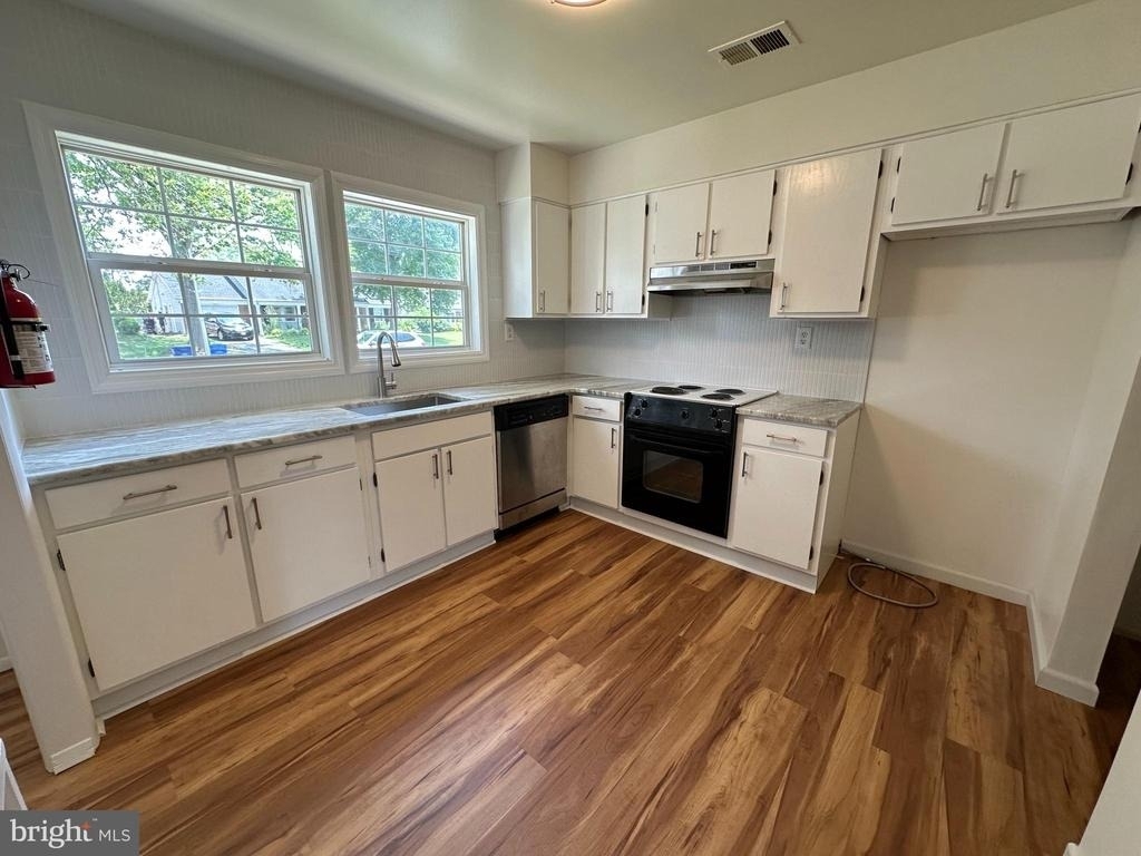 26 Newport Lane - Photo 4
