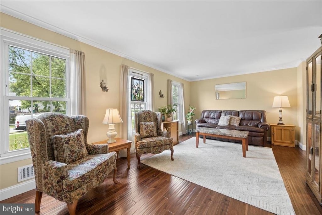 19829 Spurrier Avenue - Photo 3