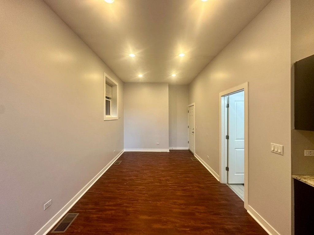 2942 W Montrose Ave - Photo 0