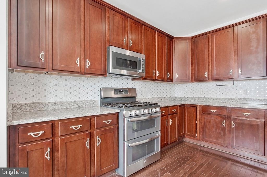 703 Skippers Lane - Photo 2