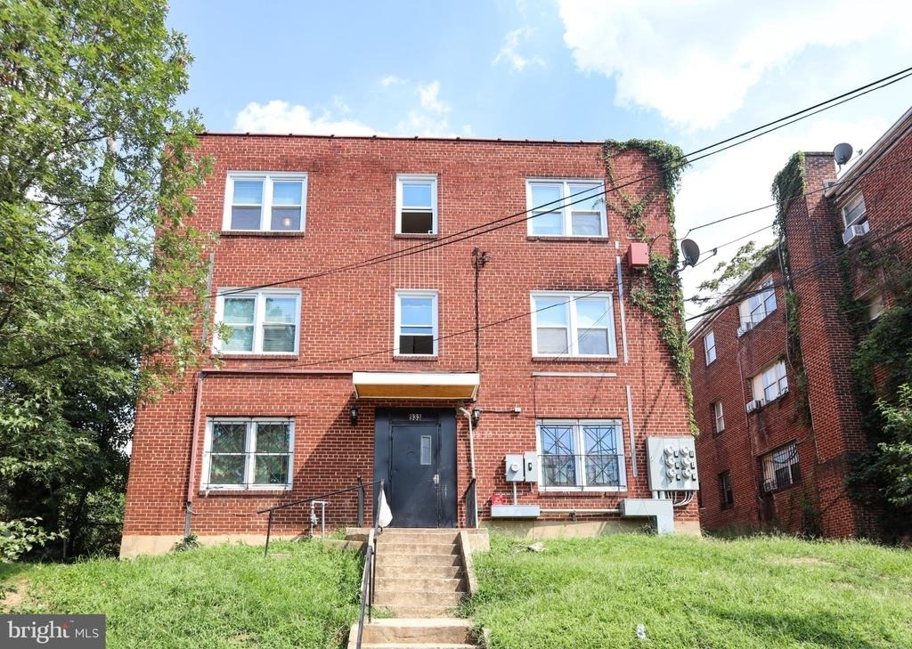 933 52nd Street Ne - Photo 9