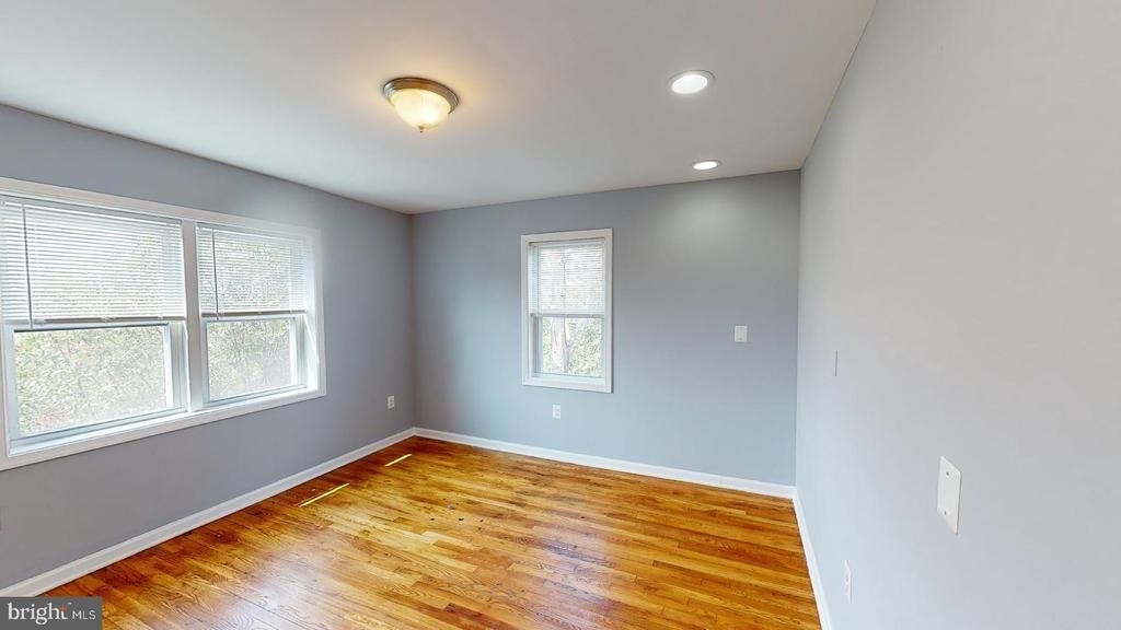 933 52nd Street Ne - Photo 8