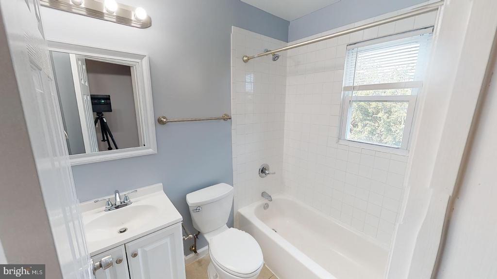 933 52nd Street Ne - Photo 2