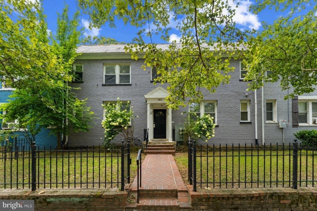 1617 F Street Ne - Photo 1