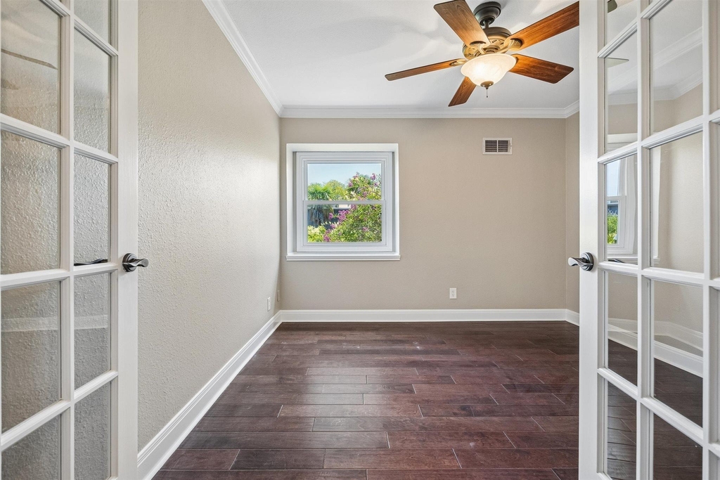 2500 Steck Ave - Photo 14