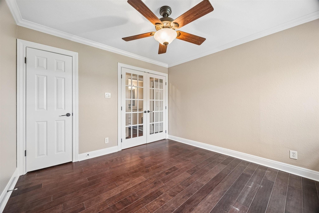 2500 Steck Ave - Photo 2