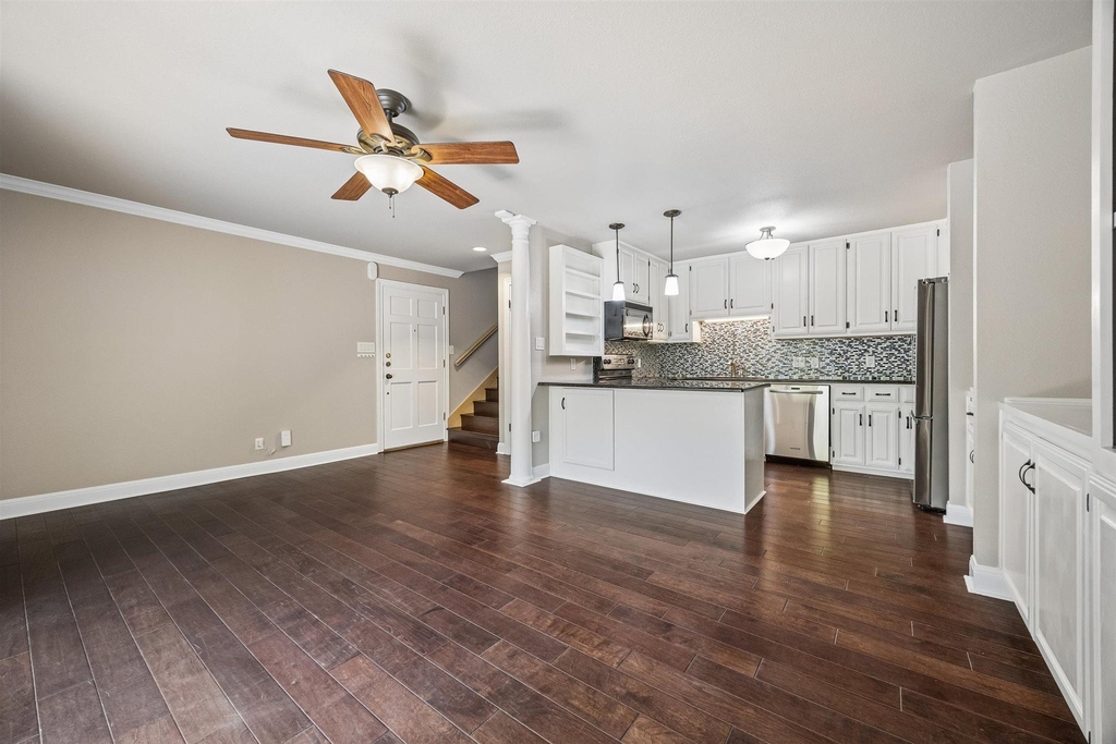 2500 Steck Ave - Photo 4