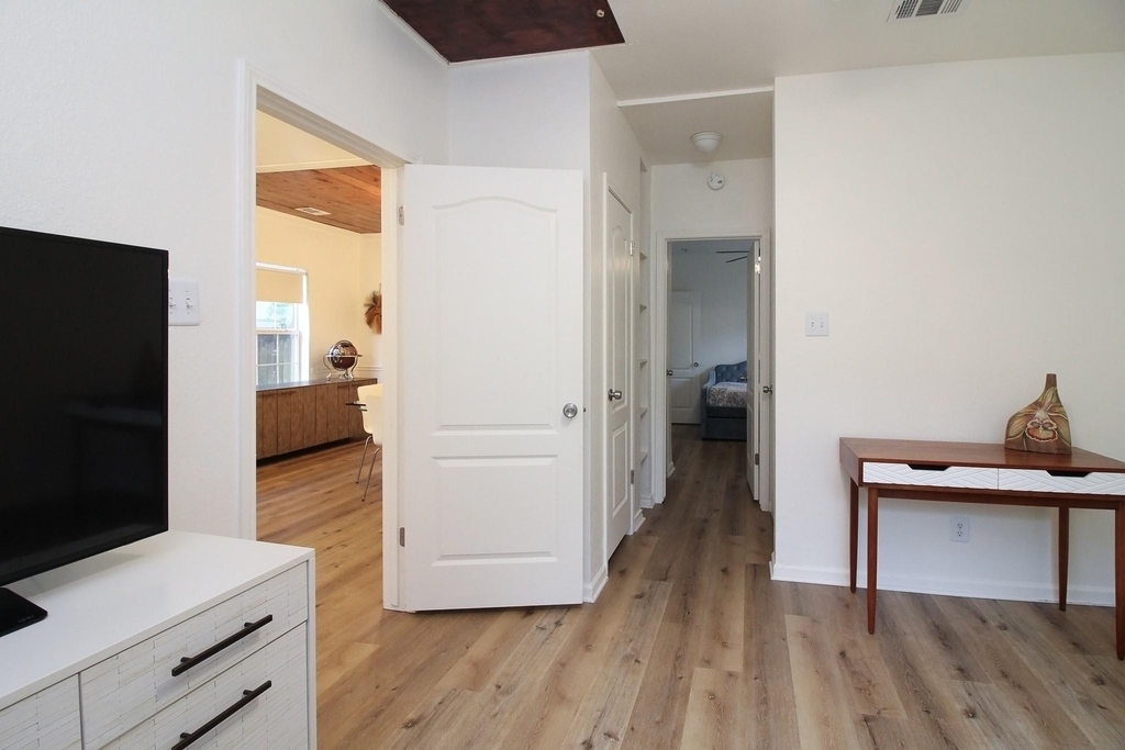 5411 Hudson St - Photo 9