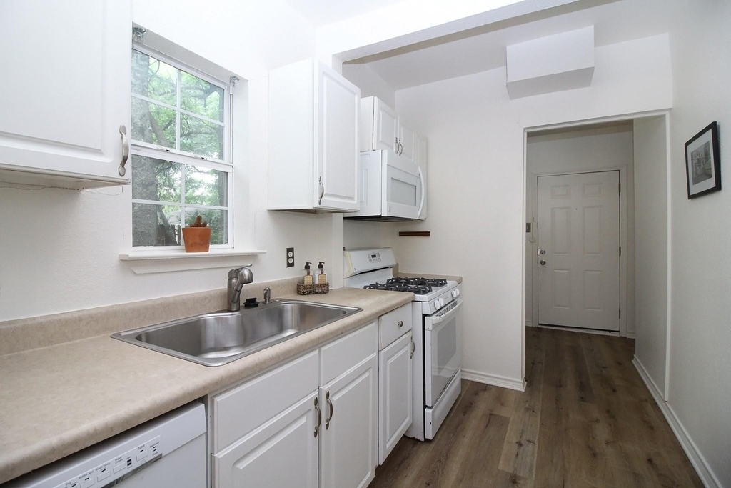 5411 Hudson St - Photo 13