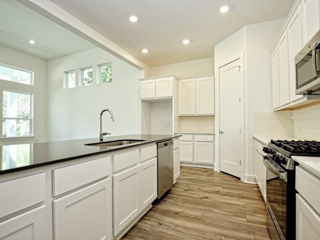 402 Zennia St - Photo 8