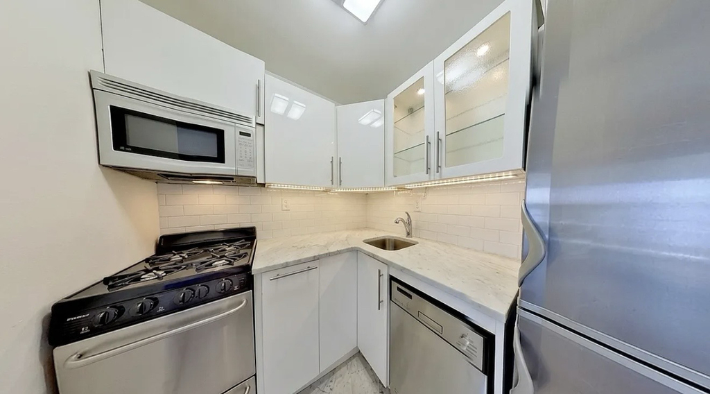 322 West 14th Street - Photo 3