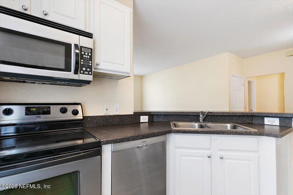 13703 Richmond Park Drive N - Photo 6