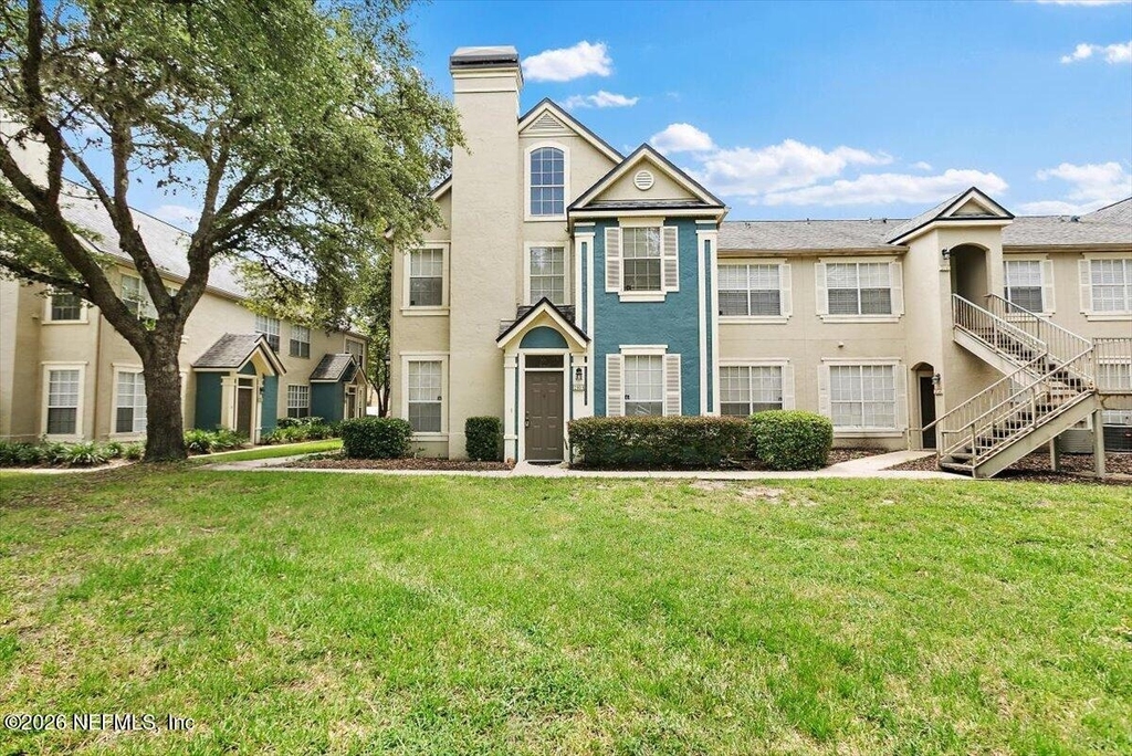 13703 Richmond Park Drive N - Photo 0