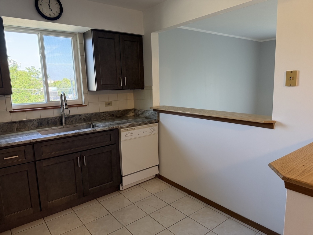 1326 E 159th St 1326 Street - Photo 3