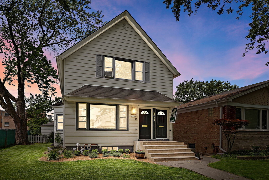 6844 N Ottawa Avenue - Photo 0