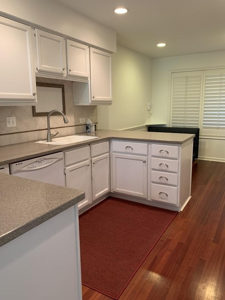 946 Shoreline Road - Photo 4