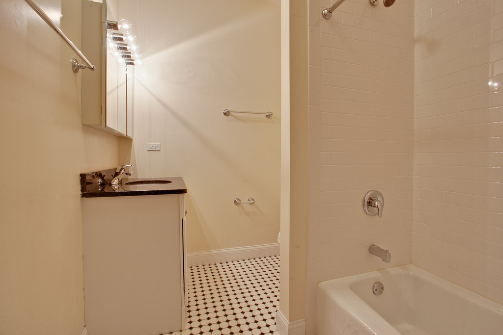 5419 S Hyde Park Boulevard - Photo 3
