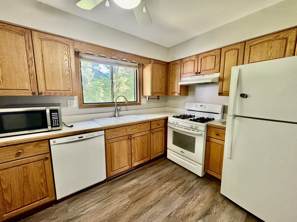 1737 Harrow Court - Photo 5