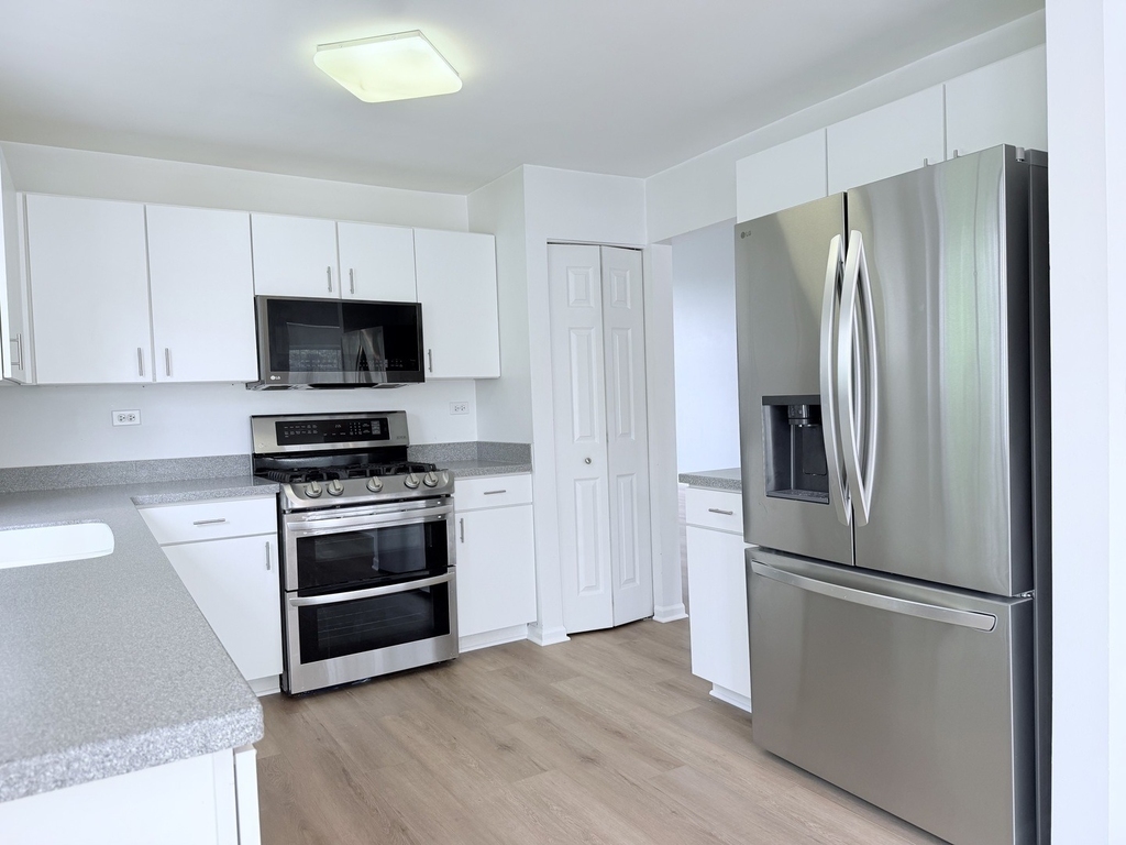 1146 Bristol Lane - Photo 2