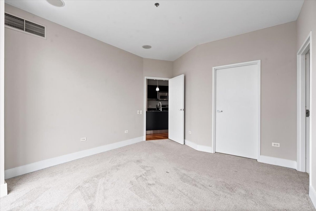 510 W Erie Street - Photo 13
