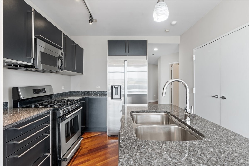 510 W Erie Street - Photo 5