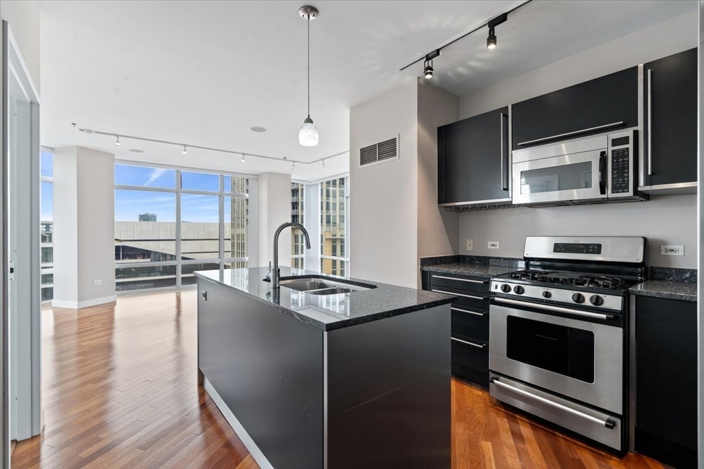 510 W Erie Street - Photo 4