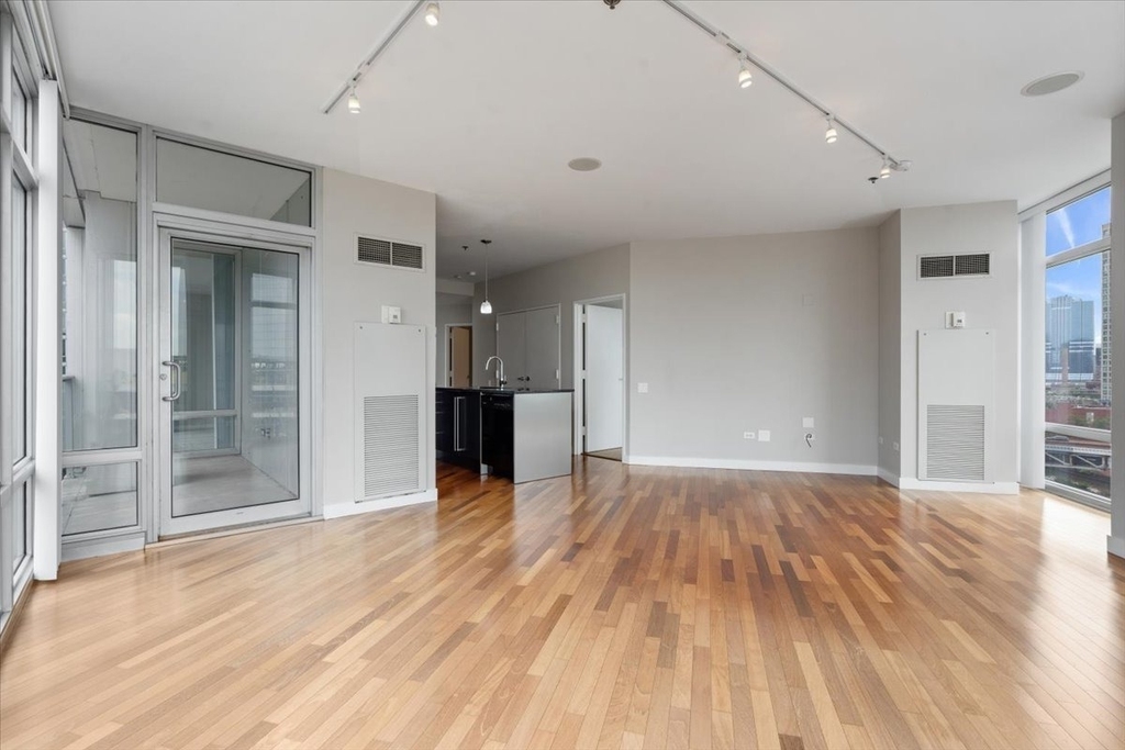 510 W Erie Street - Photo 9