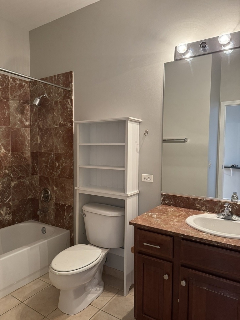 647 N Green Street - Photo 4