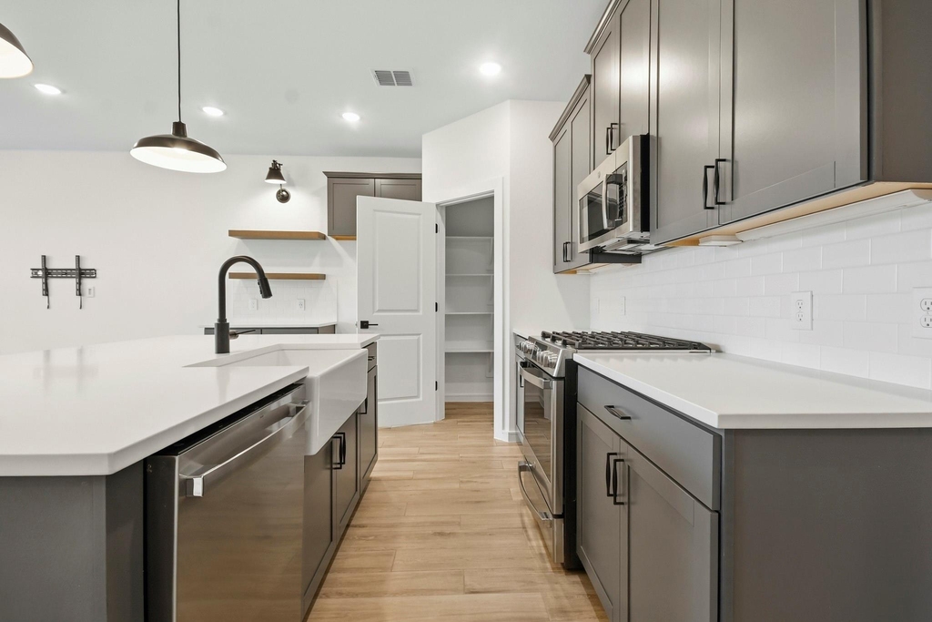 8427 Bay Ridge Circle - Photo 2