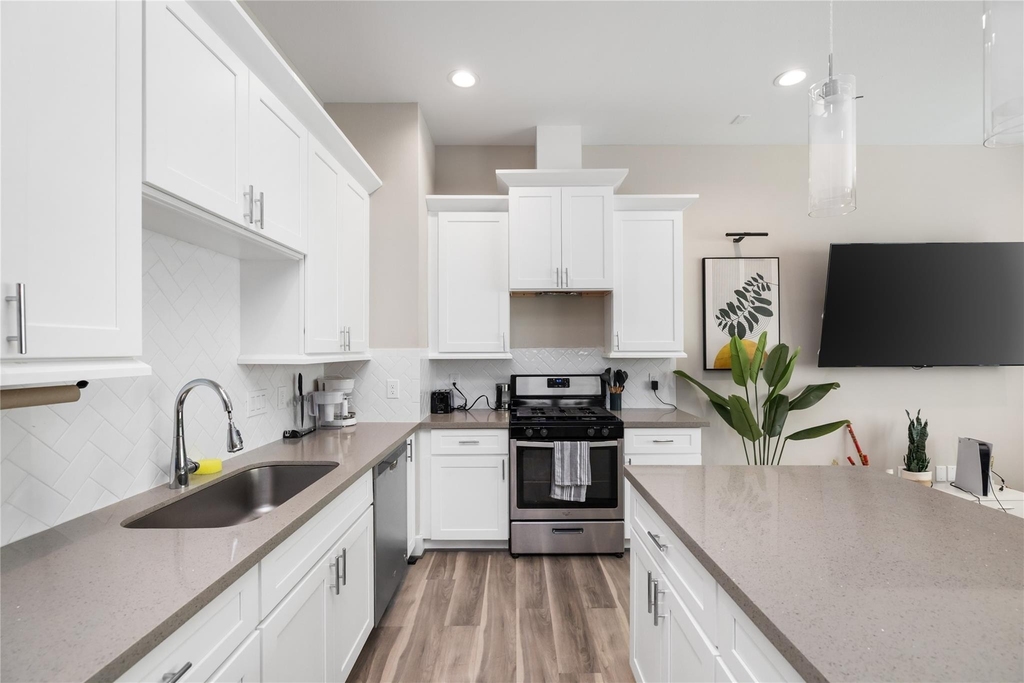 240 Julia Street - Photo 9