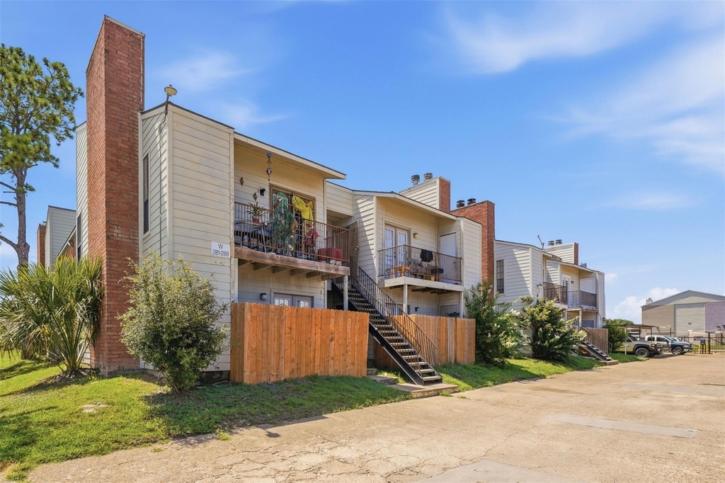 10501 South Drive - Photo 0