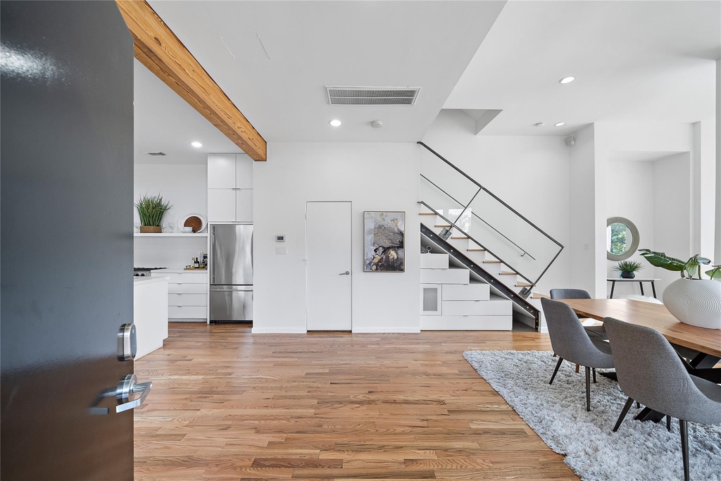 2437 North Boulevard - Photo 2