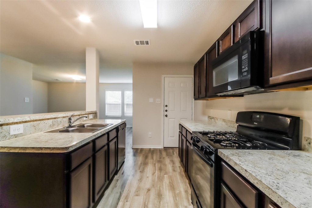 17311 Desmond Street - Photo 4