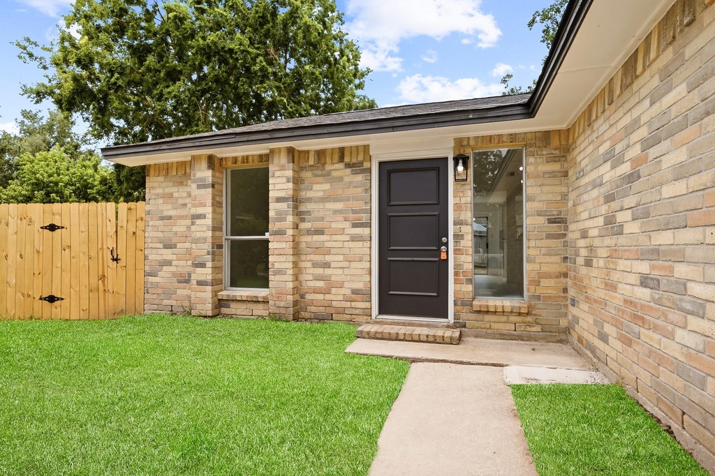 7310 Londres Drive - Photo 2