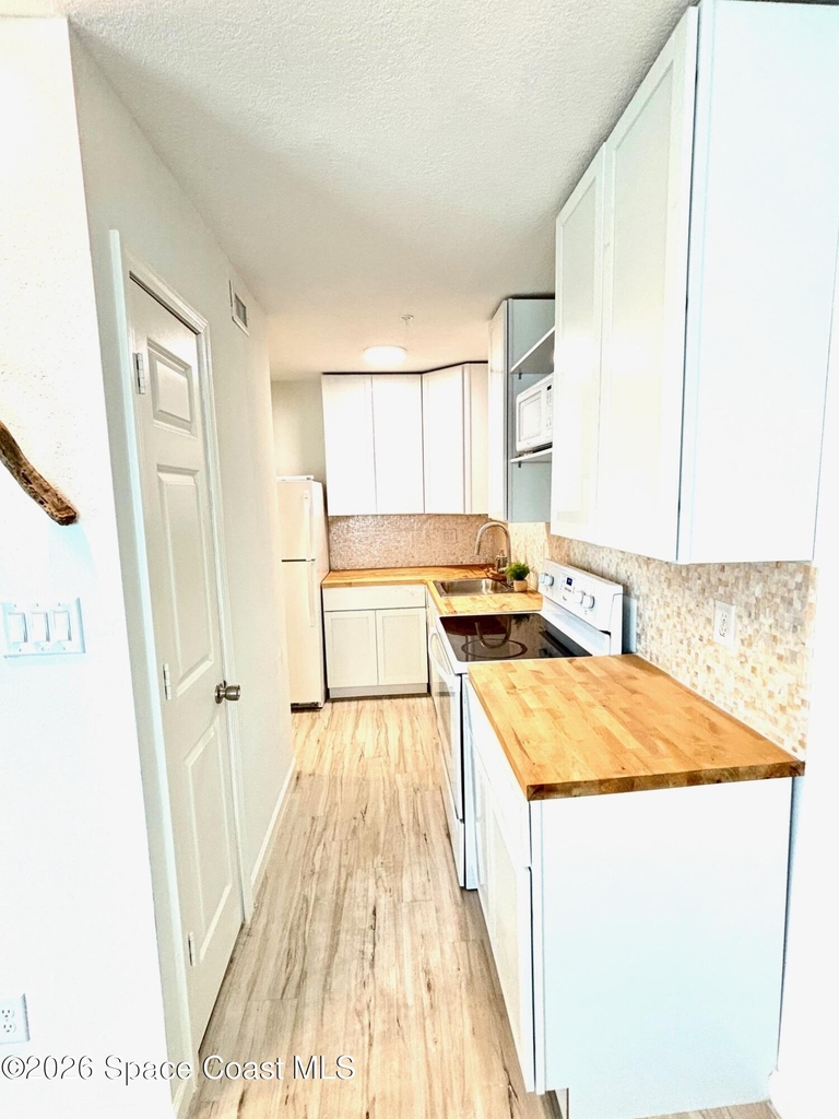 925 Palm Springs Boulevard - Photo 9