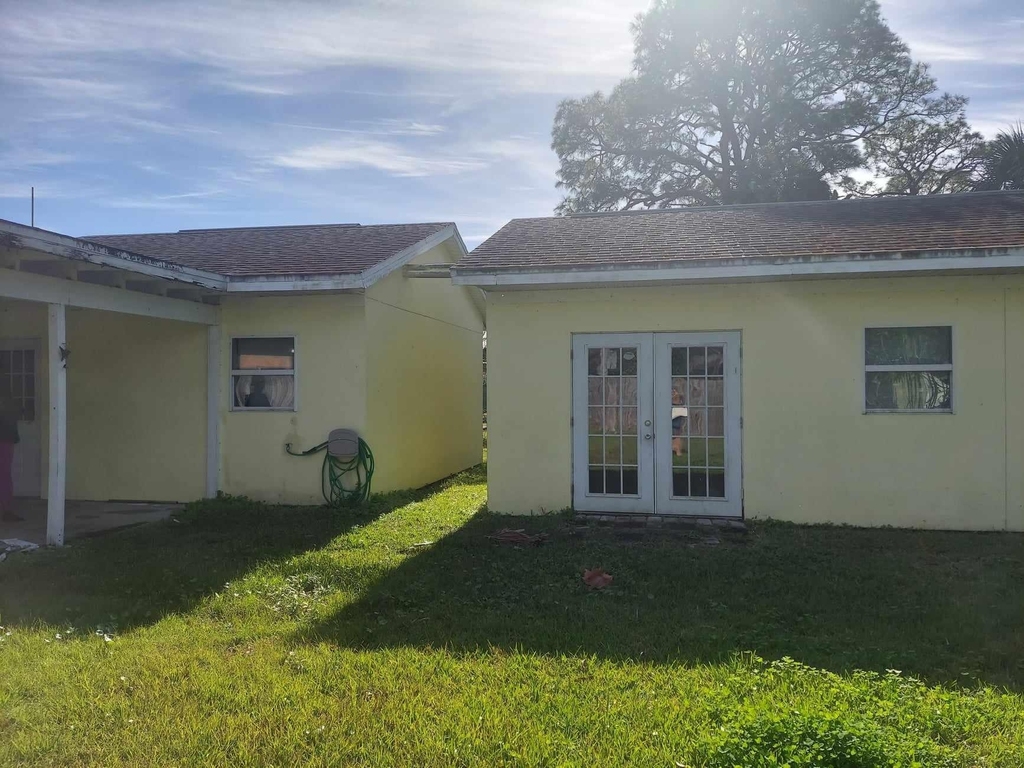 1070 Lee Avenue - Photo 0