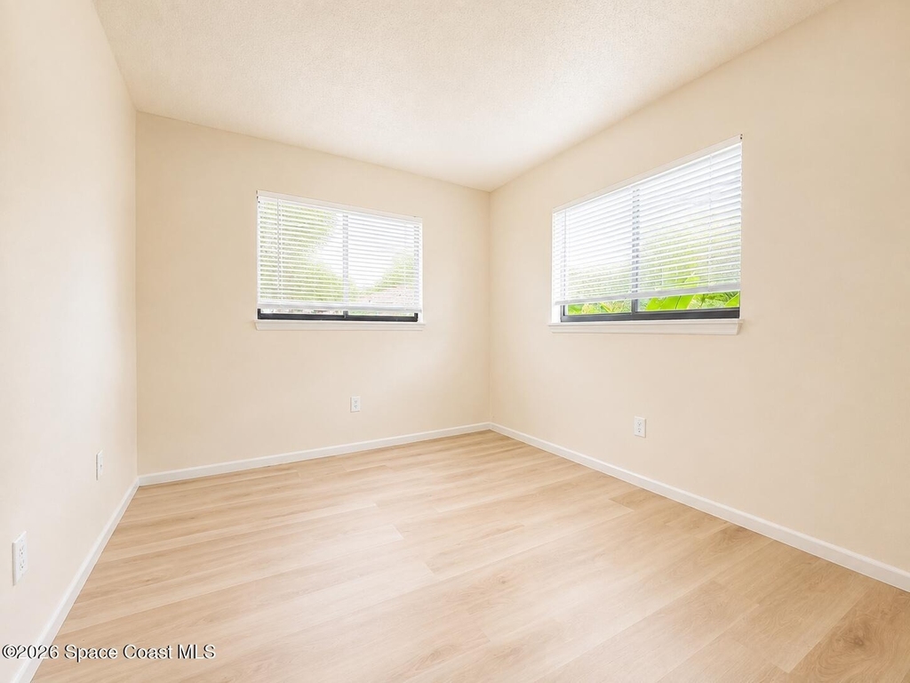 1070 Lee Avenue - Photo 7