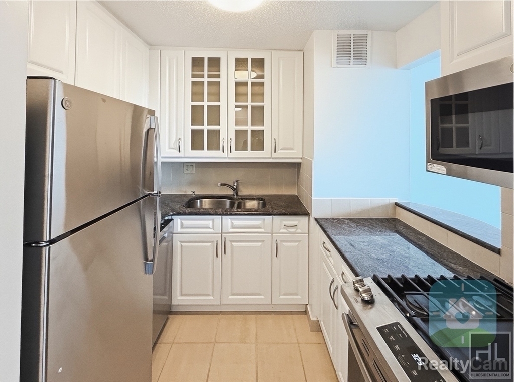 2nd Avenue - Photo 3