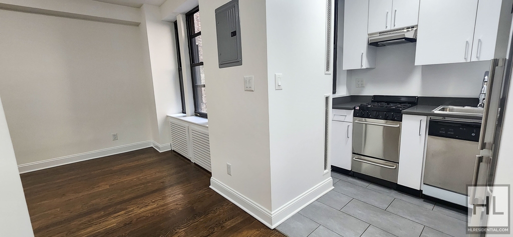 East 46 Street - Photo 2