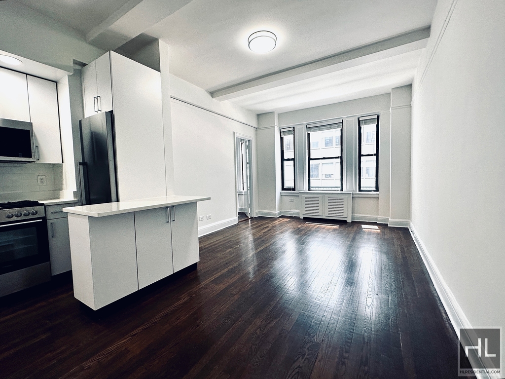 East 46 Street - Photo 2