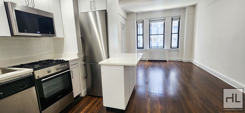 East 46 Street - Photo 0