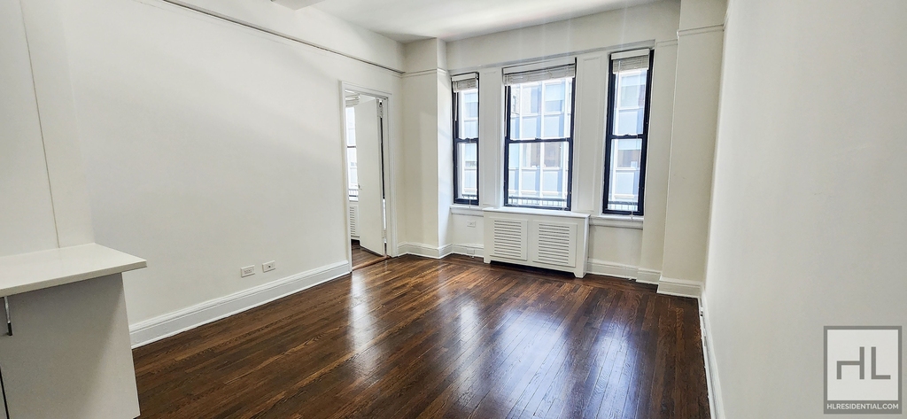 East 46 Street - Photo 1